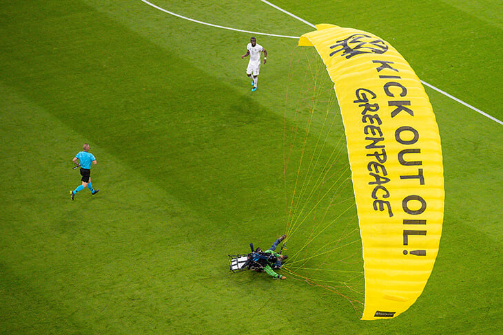 Ein lächerlicher Moment im Fußball. Fallschirmspringer auf dem Feld